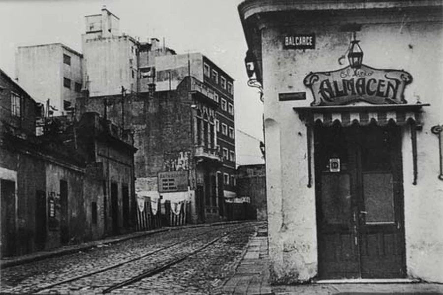A black-and-white archival photograph of the Balcarce street corner and El Viejo Almacén's sign