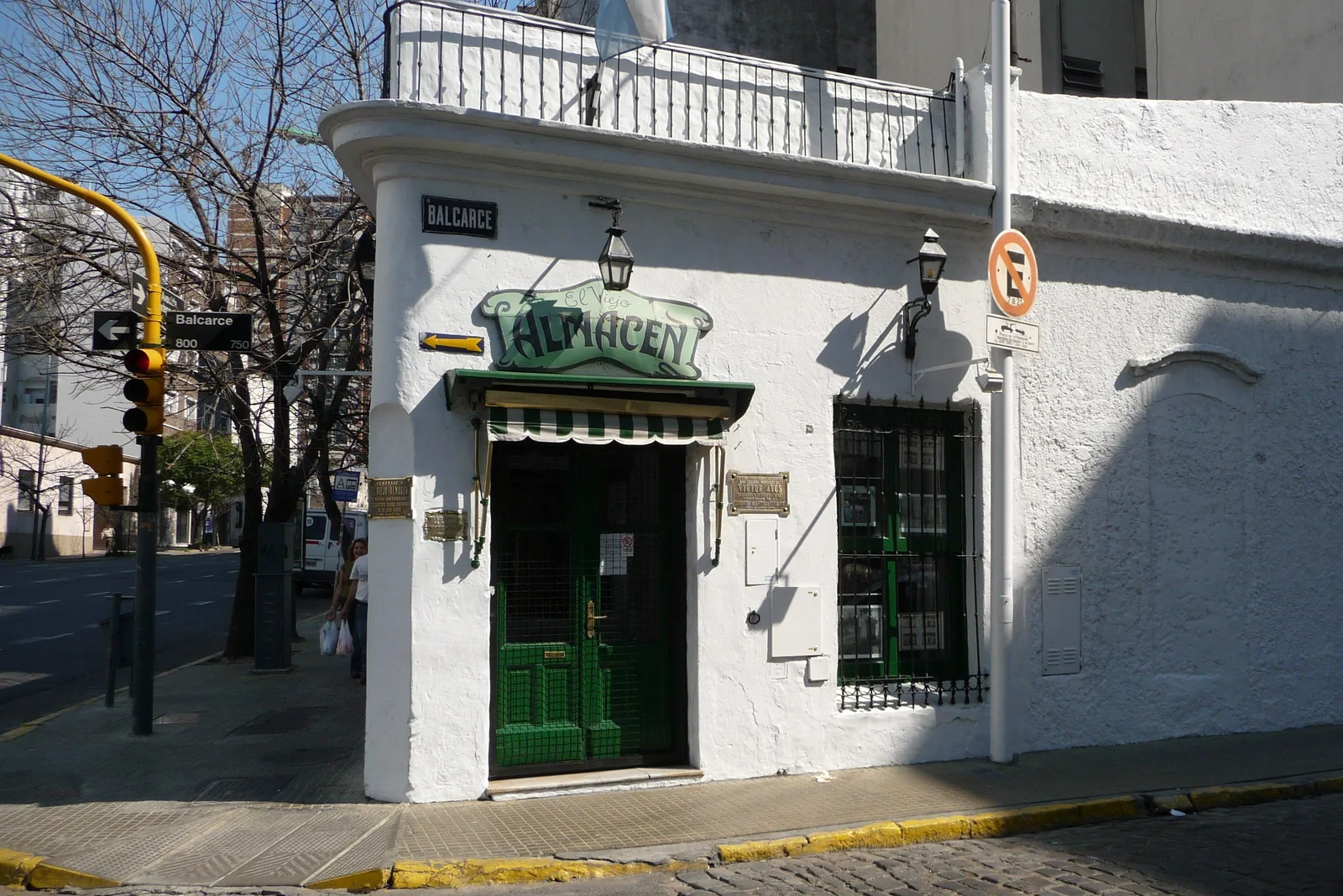 The whitewashed corner of El Viejo Almacén at Balcarce and Independencia, San Telmo, Buenos Aires